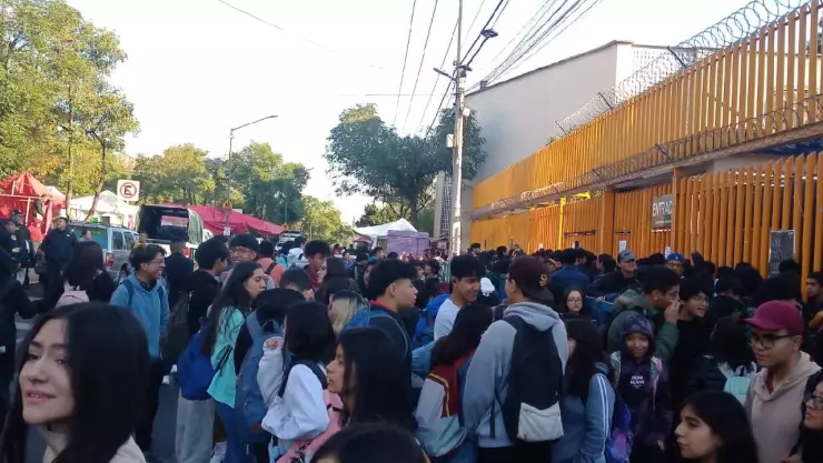 Encapuchados tomaron instalaciones de la Prepa 8 de la UNAM.