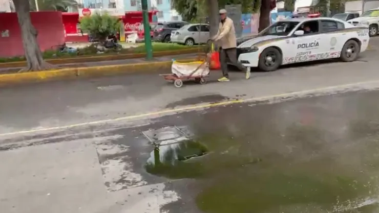 ¡Más de 30 días desperdiciando agua! Fuga afecta a vecinos de la colonia Ejército Oriente en Iztapalapa