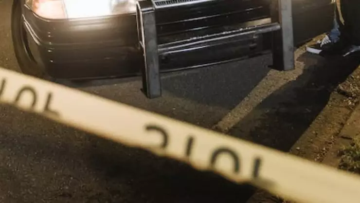 Niño peregrino saca la cabeza por la ventana y muere al chocar con poste