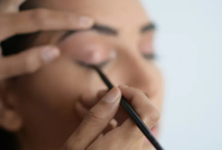 Rejuvenece tu mirada con eyeliner borgoña