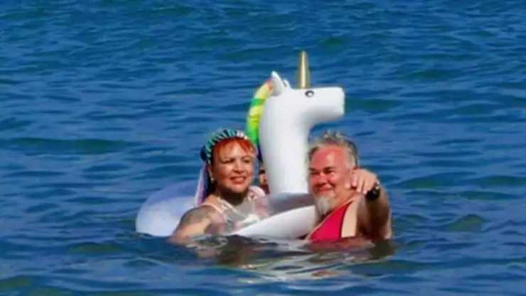 Rostro fantasmal en fotografía de turistas