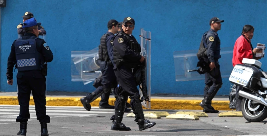 Captan a policías robando a un joven durante una revisión en Tlalpan (VIDEO)