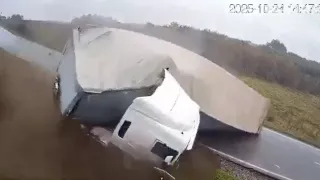 Tráiler vuelca y aplasta camioneta dejando dos muertos en Rumania.jpg