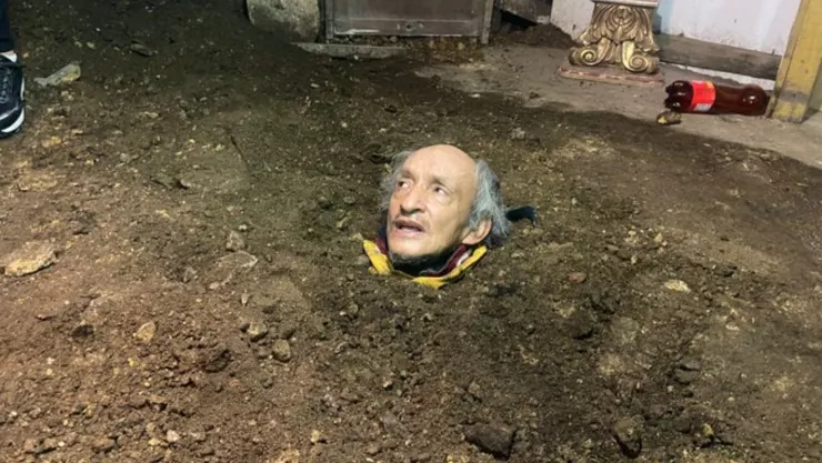 abuelito de 74 años de edad se entierra vivo en su casa de colombia como huelga de hambre.jpg