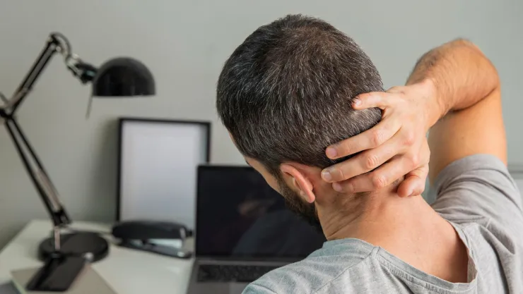 ¿Dolor de cuello constante Podrías tener “text neck”, una extraña condición causada por el celular.jpg