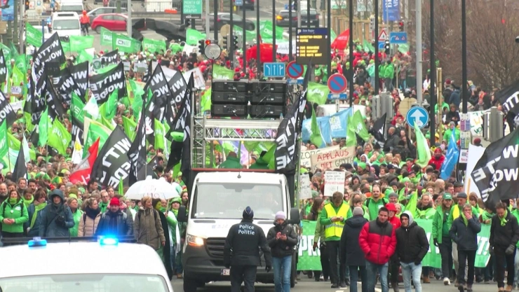 20 mil trabajadores protestan en Bélgica para exigir mejores condiciones laborales.