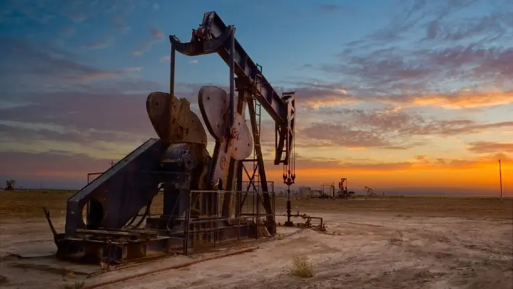 un pozo petrolífico en California durante un hermoso atardecer