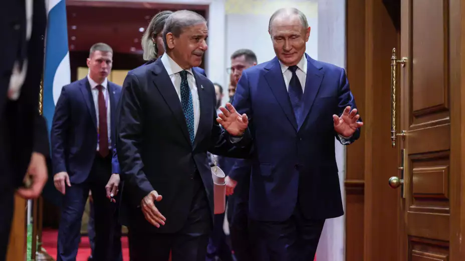 El premier paquistaní Shehbaz Sharif, y el presidente ruso, Vladimir Putin, en China.
