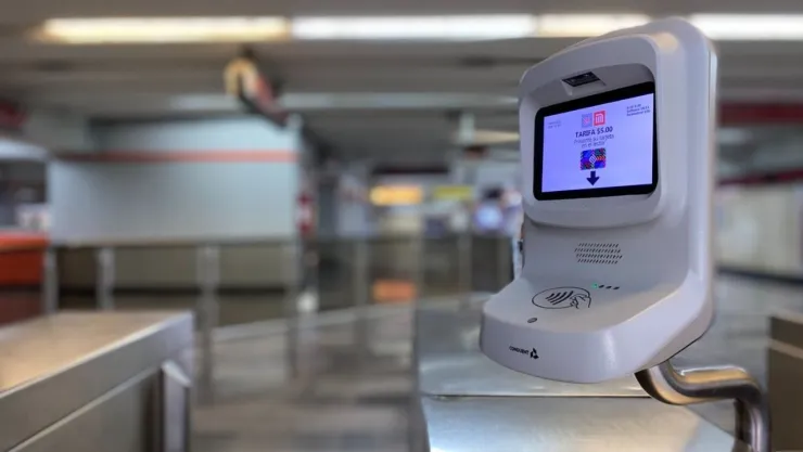 Lector de tarjeta para acceder al Metro CDMX.