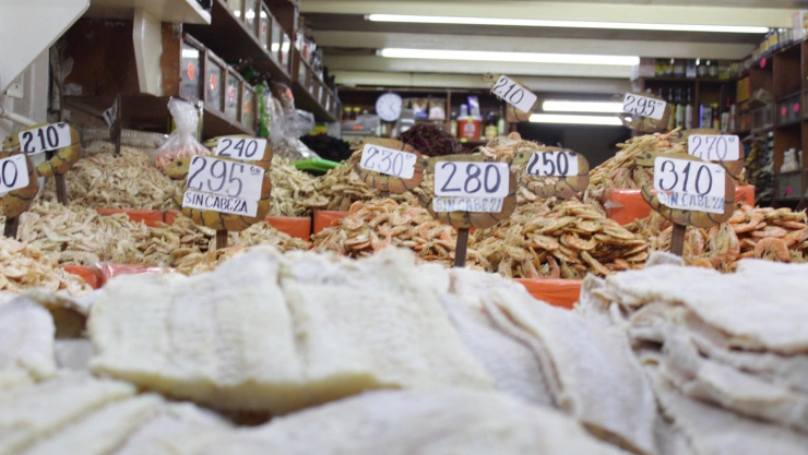 Mexicanos buscan en mercados los mejores precios para cena de Año Nuevo
