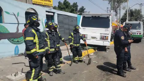 Carambola de microbuses y automóviles particulares colapsan Ermita Iztapalapa