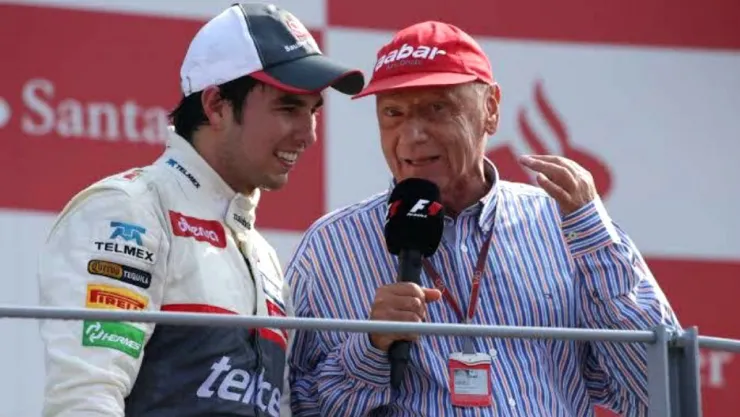 Checo Pérez y Niki Lauda en el podio de Fórmula 1 de Monza en 2012.