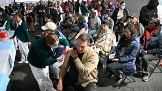 personas siendo vacunadas