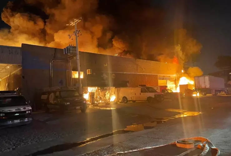 Incendio en fábrica de carnes y lácteos en bulevar Insurgentes