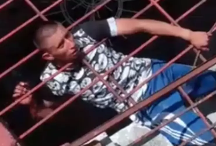 Ladrón se queda con la cabeza atorada al asaltar casa en Michoacán