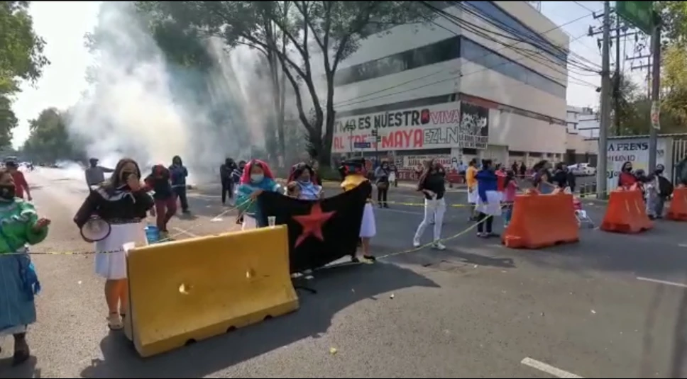 Integrantes de la comunidad indígena Otomí indicó que realizaron la quema de documentos del INPI por la detención de siete de sus compañero por lo que bloquearon la avenida México-Coyoacán.