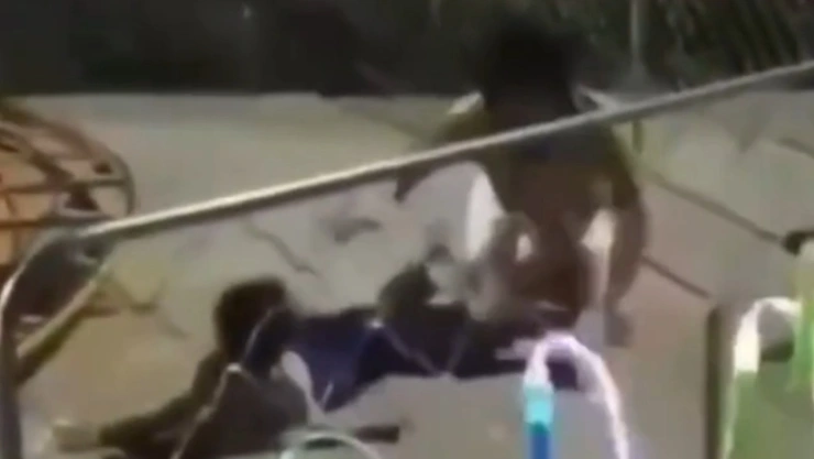 Madre e hijo salen disparados de juego mecánico en feria