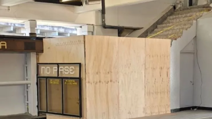 Usuarios cruzan puente sin barandal en la Línea 9 del Metro