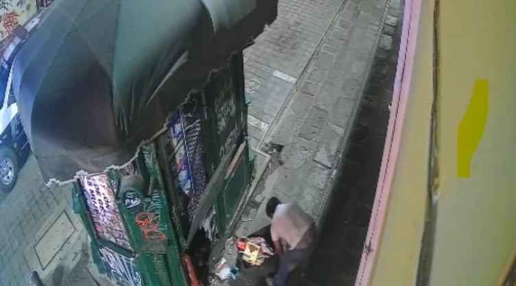 ¡En segundos vació el puesto! Ladrón robó cajas de estampas de futbol frente a una patrulla en Puebl.jpg