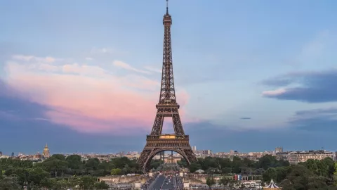 Un hombre se lanzó de un paracaídas desde lo más alto de la Torre Eiffel