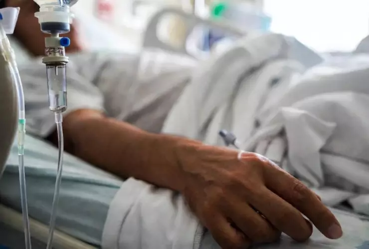 ¡Tragedia! Intoxicación masiva en asilo deja MUERTOS y decenas de HOSPITALIZADOS