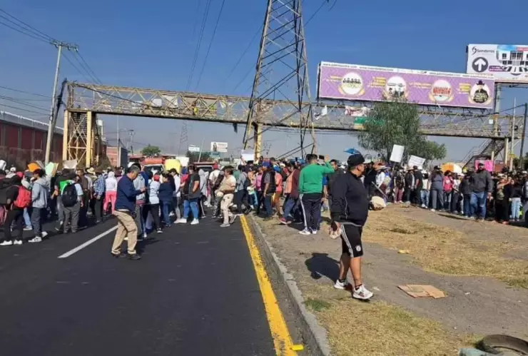 Bloquean de forma intermitente la México-Lechería, demandan agua