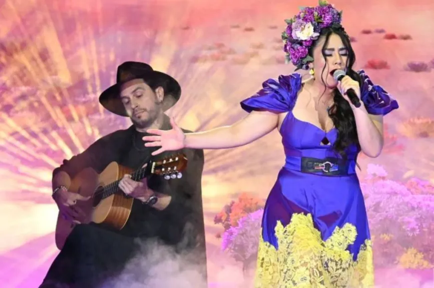 ¡Flor Martínez impactó a todos con el tema “La Llorona” de Lila Downs!
Canción que hizo que Chiquis se pusiera de pie para aplaudir, recibiendo comentarios positivos de todos los críticos, quienes estuvieron de acuerdo con que Flor hizo suya la canción.
