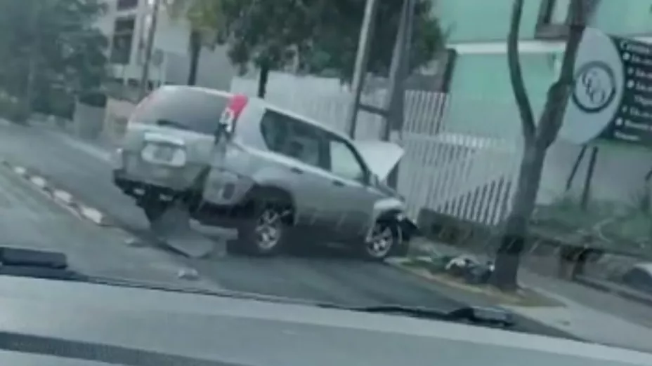 VIDEO | ¡Imagen sensible! Camioneta destruida tras fuerte choque en avenida Hidalgo tras accidente en la colonia Americana