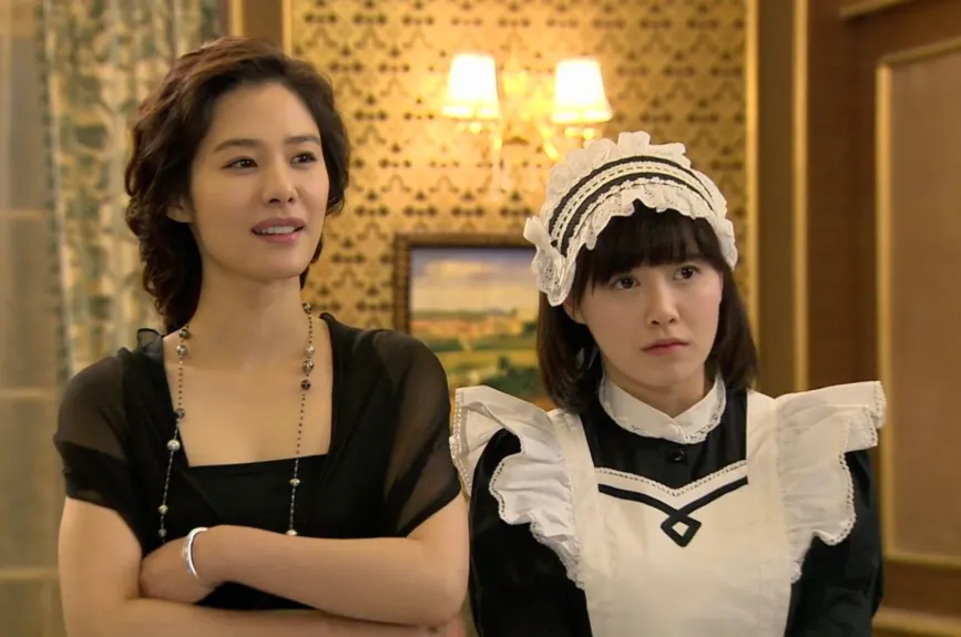 La tensión entre Jan Di y Jun Pyo se podía palpar en el aire, una mezcla de orgullo herido y emociones contenidas que los hacía acercarse y alejarse en un vaivén constante, reflejo de un amor que todavía no se atrevía a nacer plenamente.