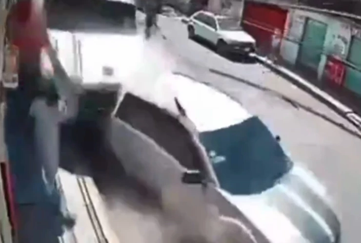 Pipa de gas se queda SIN FRENOS, impacta autos y arrolla a varias personas