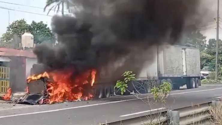 ¡Cierre vial! Incendio de tráiler en carretera Coatzacoalcos-Nuevo Teapa; esto se sabe