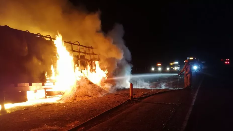 Durango Tráiler se incendia en carretera a presa Francisco Zarco en Lerdo