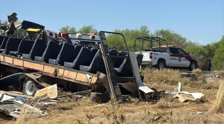 Autobús con peregrinos volcado a un costado de la carretera Matamoros-Victoria, en Padilla, Tamaulipas, mientras elementos de la Guardia Estatal resguardan la zona tras el accidente.