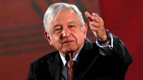 Andrés Manuel López Obrador ha dicho que hará todo lo necesario para recuperar a la empresa estatal, que sostiene recibió en ruinas, con una inyección de fondos y reducción de impuestos para invertir en actividades clave como exploración y pro