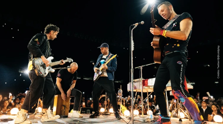 video-se-ahoga-pizza-concierto-colplay-mexico-azteca-uno