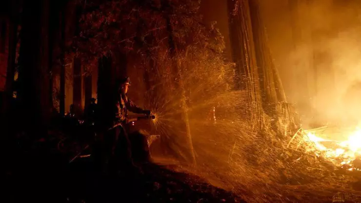 California busca ayuda mientras los incendios forestales amenazan a poblaciones