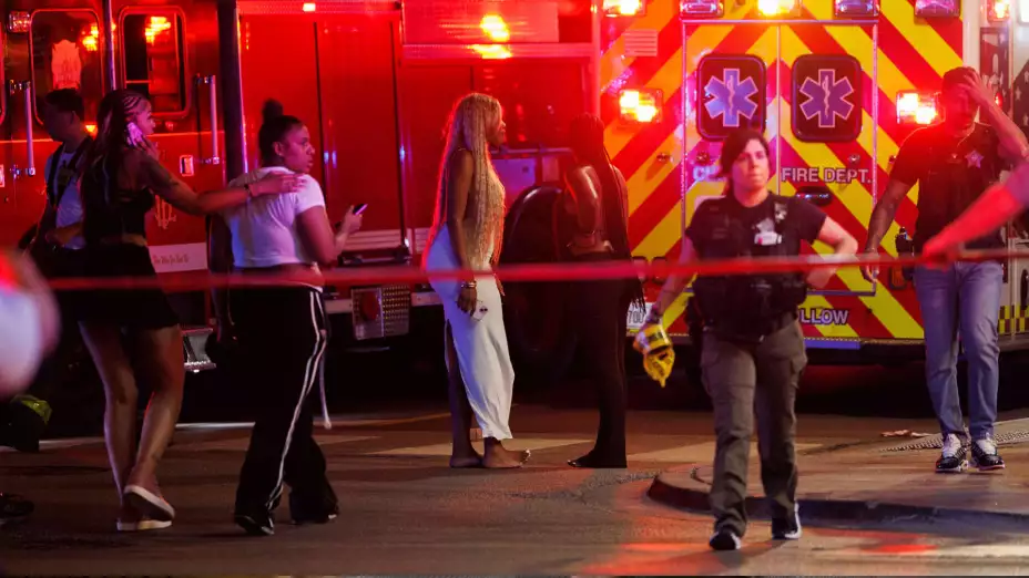 Escena tras un tiroteo en una zona de restaurantes en Chicago.