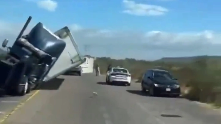 vuelca tráiler fuerte ráfaga viento oaxaca video