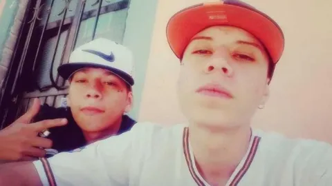 Santa Fe Klan y su amigo sin tatuajes
