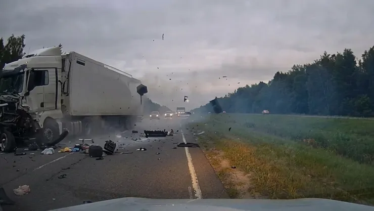 VIDEO: Captan momento en que familia murió en accidente automovilístico; impactó contra tráiler en Rusia