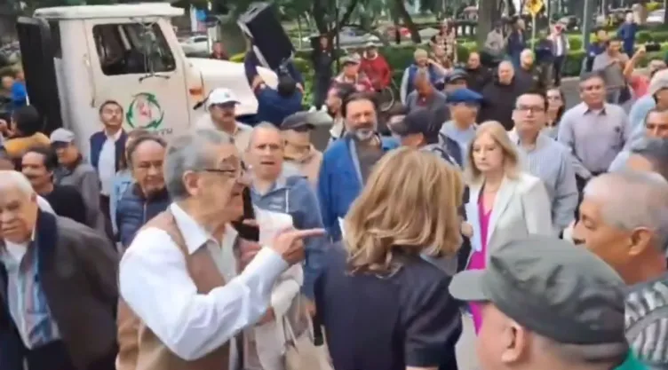 Lily Téllez se lanza contra Arturo Ávila.