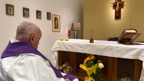 El Vaticano publica primera foto del Papa Francisco en el Hospital; así luce el Santo Padre