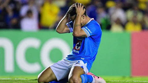 Lorenzo Faravelli con la camiseta de Cruz Azul