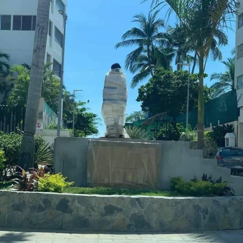 Vandalizan y quitan estatua de Eugenio Derbez en Acapulco