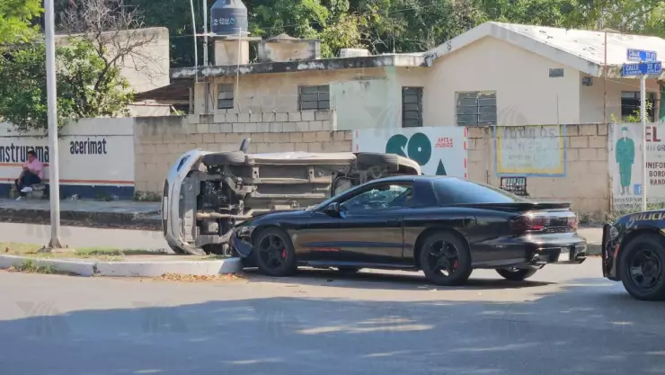 fuerte accidente merida automovil volcado jueves 16 enero