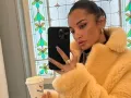 Amina Muaddi con café en mano..jpg
