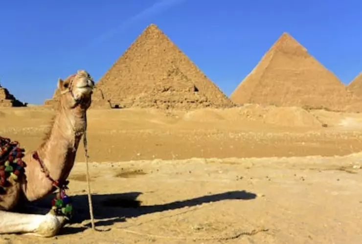 detienen-a-tres-turistas-por-tomarse-fotos-desnudos-en-las-piramides-egipto