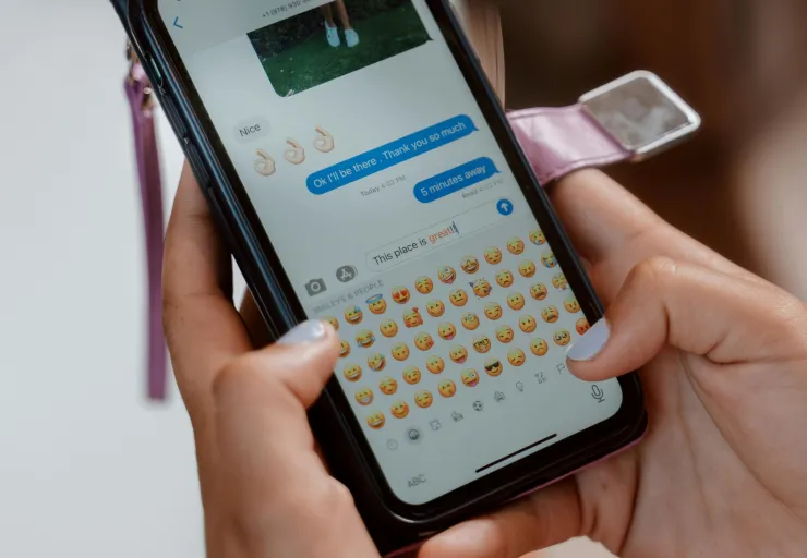 La multa que puedes ameritar por espiar el celular de tu pareja; ¿es un delito?