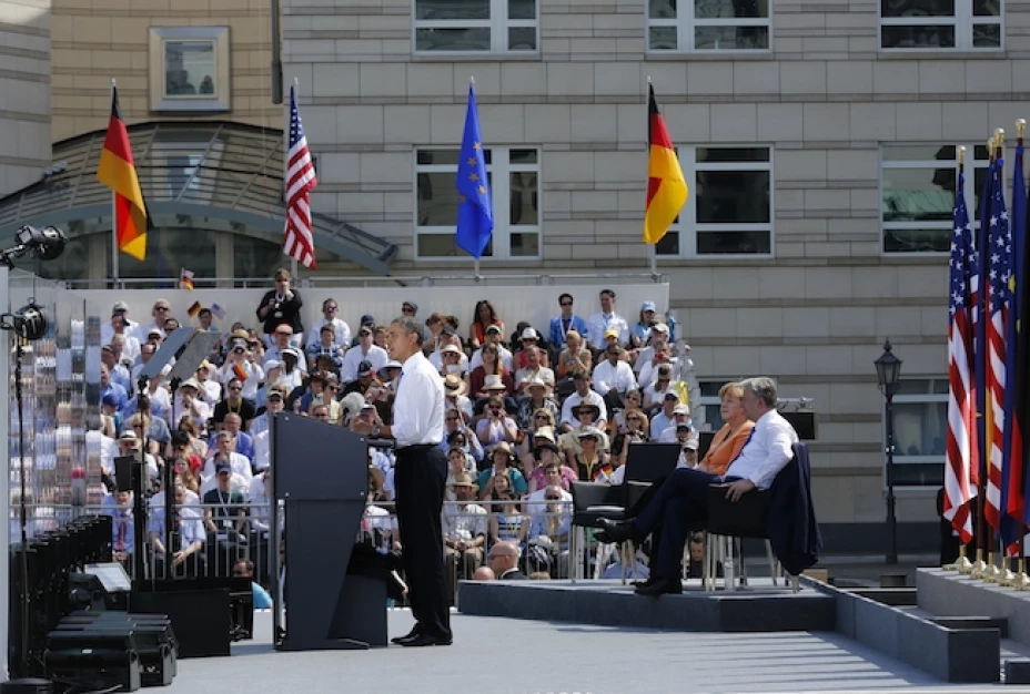 El presidente estadounidense Barack Obama, centro, da un discurso acompañado por la canciller alemana Angele Merkel