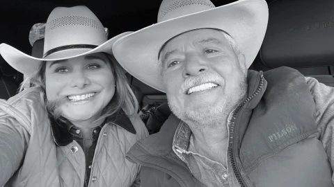 maru_campos_gobernadora_chihuahua_sonriendo_esposo_victor_manuel_cruz_russek